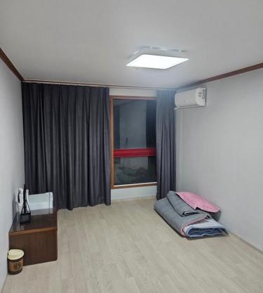 Mark Minbak 5th floor 602
