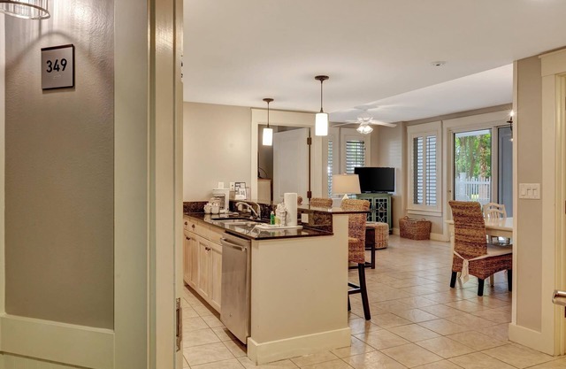 Market Street Inn Retreat - Spacious 2-Bedroom Condo for Six with Walkout Balcony at Sandestin Golf and Beach Resort!