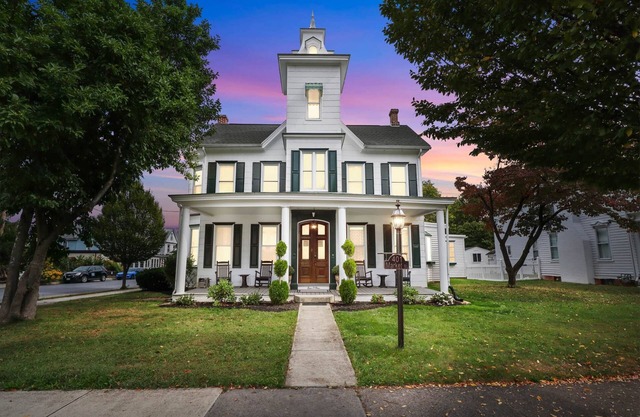 Market Street Manor - Victorian Getaway + Hot Tub