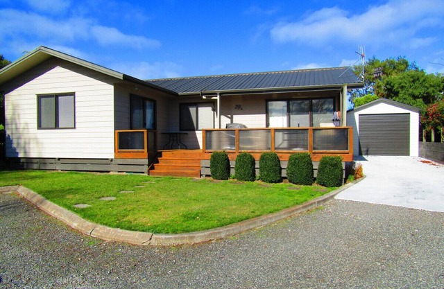 Marlow Grove with a Short walk to Lake, Quiet cul de sac location