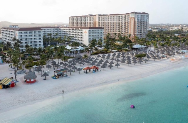 Marriott’s Aruba Surf Club: Your Family’s Caribbean Playground Awaits-Studio