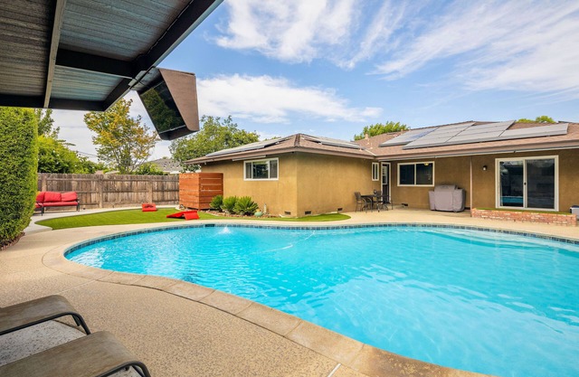 Marvel home w/Pool, Gazebo, Movie Room, Gym, Traeger