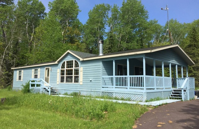 Mary Ann`s - Located on Beautiful Russell Bay with Lake Access across the Street!