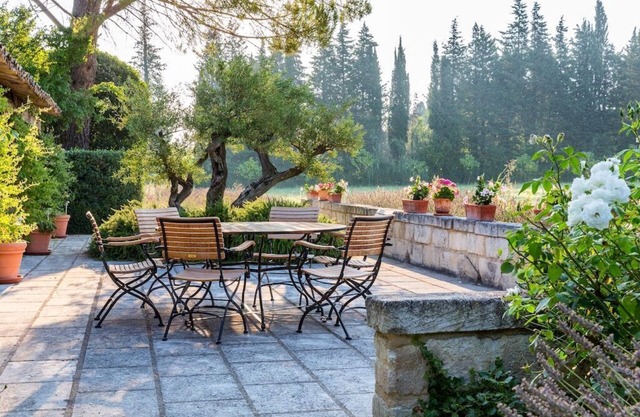 Mas des Amis, Eygalières: Airconditioned, Large Swimming Pool, Tennis, Park