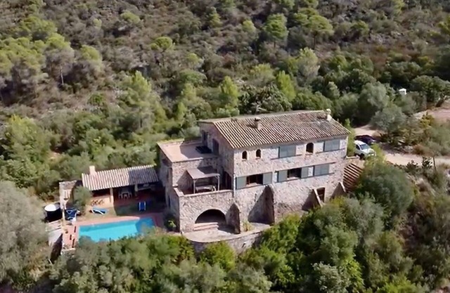 Masia in secluded location with swimming pool - space for 8 guests