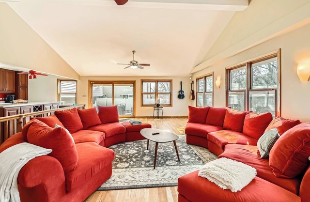 Massive 4BR, 4-level 3,300 sq ft House, WiFi + Pool Table