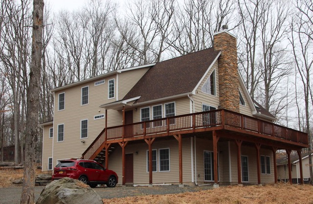 Masthope 6 BR 4BA Contemporary Chalet Sleeps 16 Walk to the lodge slopes & pool