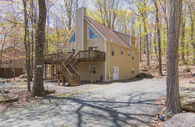 Masthope Mountain Hideaway walking distance to the lake and 8 min to ski lodge