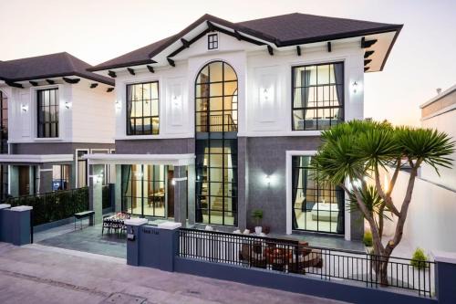 Mavia fun poolvilla pattaya