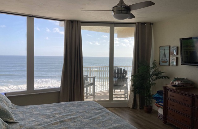 May 31 - June 7 Relax on beautiful no drive Beach with fully renovated Condo