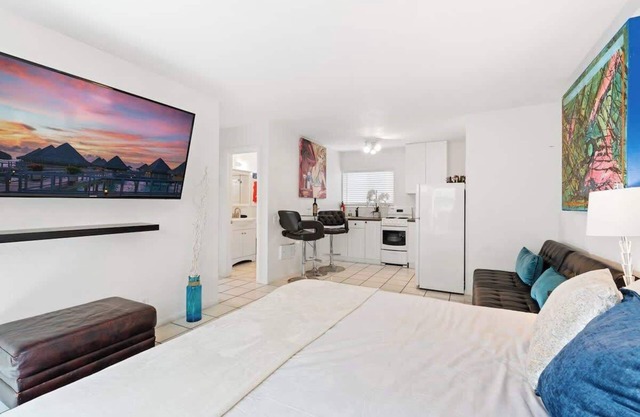 MB Studio with Parking Sleeps 4 Steps to Sand