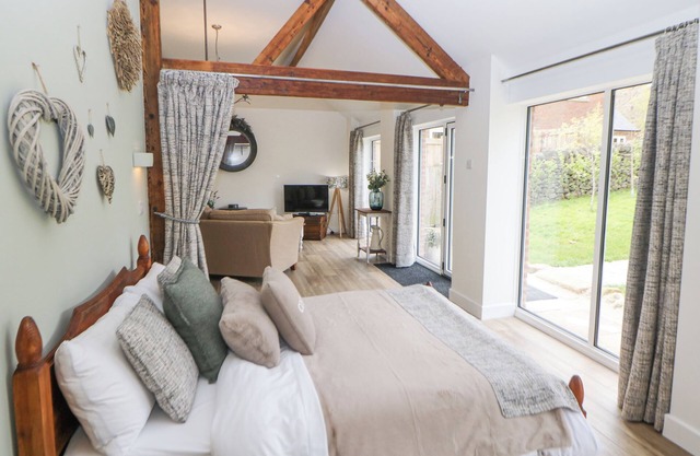 MEADOW BARN, romantic, character holiday cottage in Heage