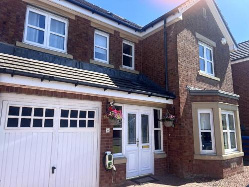 Meadow House- Driveway Parking and Fireplace