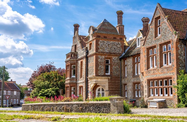 Meadow View is a perfect North Norfolk grown-up bolthole in the popular village of Binham. It is a s