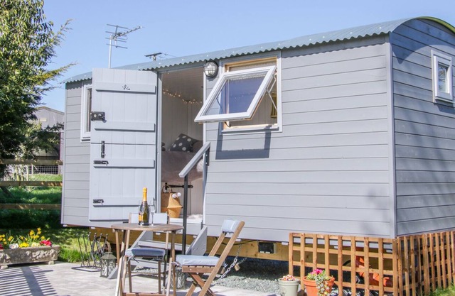 MEADOW VIEW SHEPHERD'S HUT, romantic, with hot tub in Ellesmere