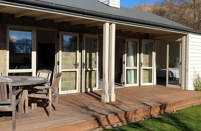 Meadowstone Executive Villa Close to Lake Wanaka