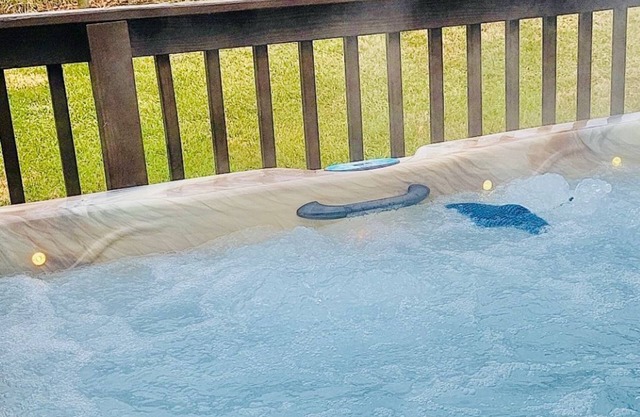 Meadowview Guest House -1 Bedroom Studio-Couple's Hot Tub Getaway