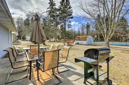 Mears Abode with Pool Access, Near Silver Lake!