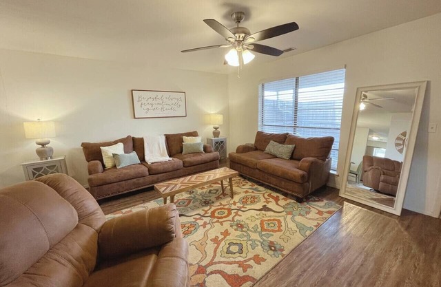 Medi-Park Retreat - Cheerful 2 BD near Hospitals!