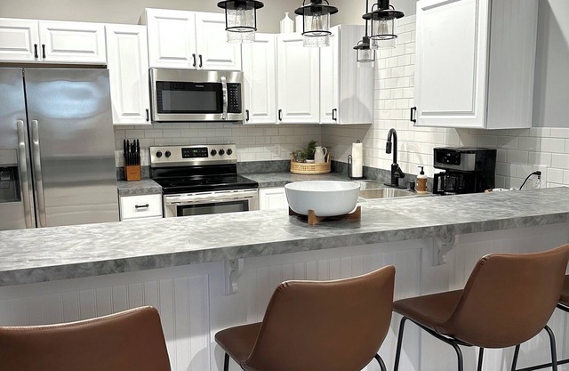 Medina Square Retreat - Spacious 4 bdrm home walking distance to the square