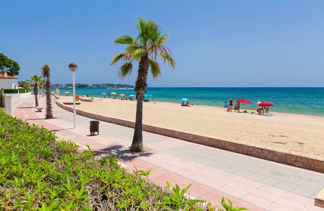 Mediterranean Beachfront house, sleeps 10 - CASA GERANIS