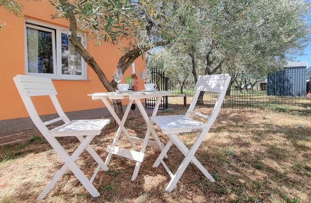 Mediterranean studio apartment with sunbathing lawn, barbecue area and dog-friendly
