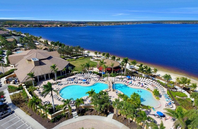 MEGA-Luxury Waterfront House 4 bed/4 bath w/Private Pool in 5☆ Resort Community