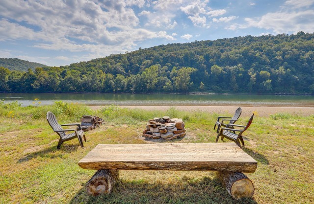 Melbourne Home w/Fire Pit on the White River!