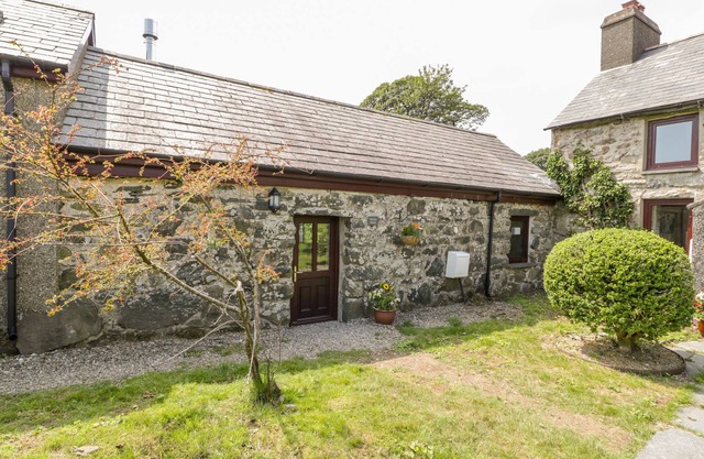 MELIN BACH, pet friendly, character holiday cottage in Porthmadog