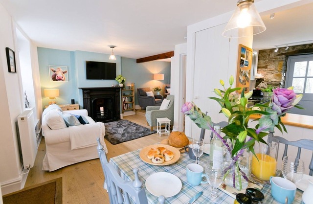 Melvin Cottage - a coastal that sleeps 5 guests in 3 bedrooms