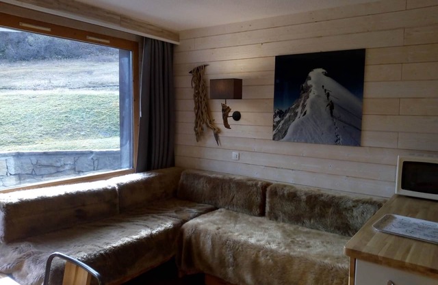 Méribel apartment at the foot of the slopes with balcony, ski locker, and WIFI