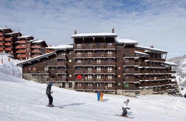 MERIBEL-MOTTARET Apartment Ski in ski out 1800m balcony south mountain view