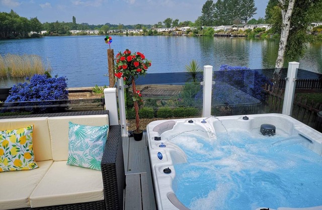 Meridian Tattershall Lakes Escape - Lakeside lodge with a fishing peg & HOT TUB