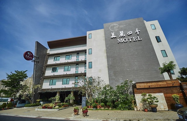 Merry Season Motel