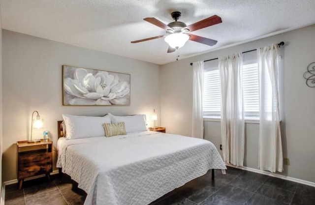 Mesquite Ridge: Sleeps 8: Pet Friendly: Close to TTU