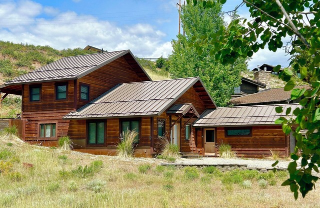 Methow Valley Dream- Sleeps 4, Walk Across the River to Downtown Winthrop!