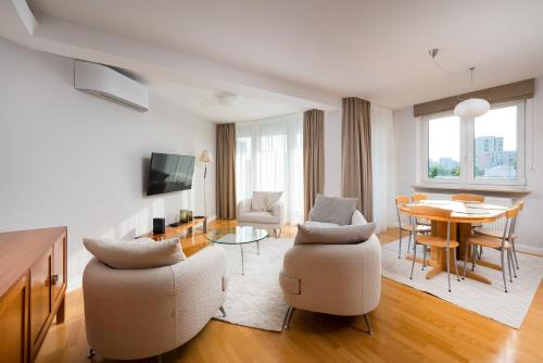 Metro Imielin 2-Bedroom Apartment by BookingHost