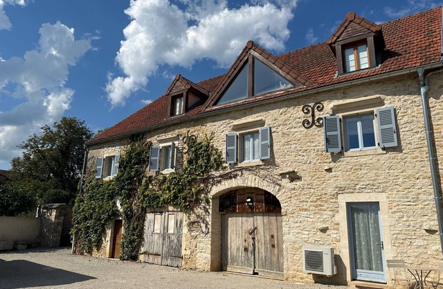 Meursault, Burgundy - luxury renovated barn overlooking vines - ‘Le Clos’