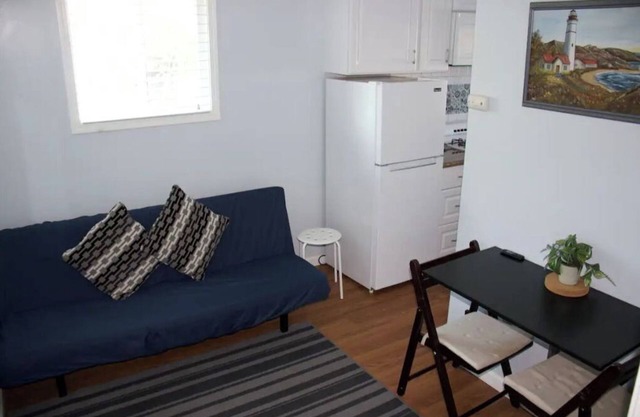 Mia's Tiny House Close to Stores & Cafe