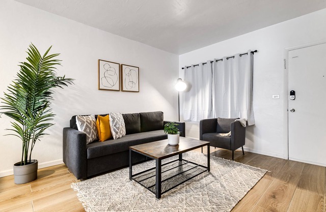 Miami Airport 2-bedroom unit with speedy Wi-Fi/MIA - Virginia #8