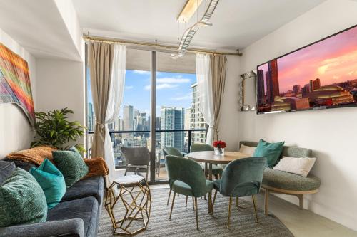 Miami Luxe Escape Best High Waterfront Views, City Lights, Pool, Spa Amazing location