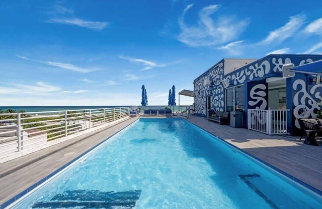 Miami Ocean Drive 1BR APT & Rooftop Pool Access