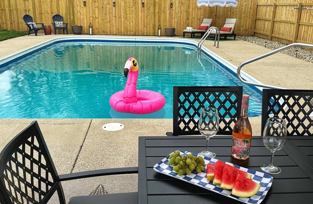 Michiana Poolside Getaway - Close to ND, Michigan beaches, wineries, and casinos