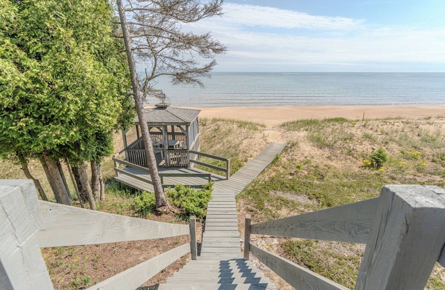 Michibay Getaway: Lake Michigan Autumn colors! Dog-friendly!