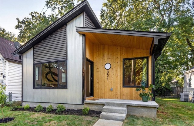 Mid-Century 3 BR In Heart of Downtown Lex