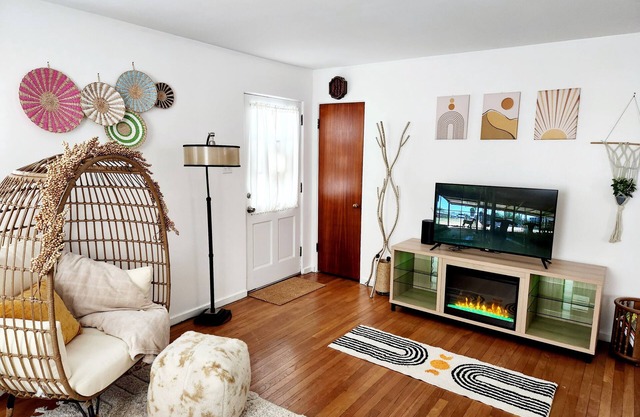 Mid century + boho getaway on a quiet road in Godfrey. 2BR, 1 BA. WiFi included.