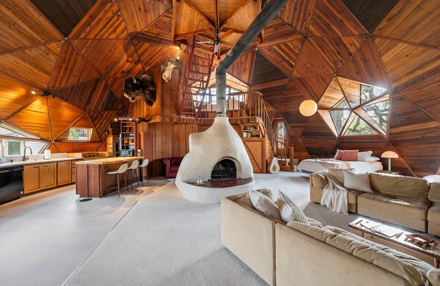 Mid Century Dome Close to Wineries!