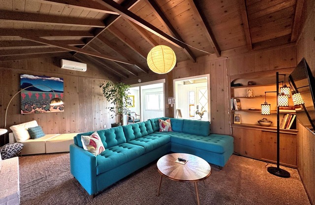 Mid-Century Game Room Family Home Retreat 3 bed/2 bath
