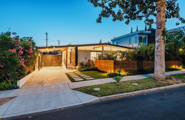 Mid Century Modern Beach Villa - Close to beaches, parks, Disneyland, Aquarium