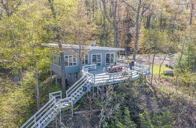Mid- Century Modern: Exclusive Lakefrtont Getaway